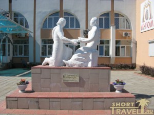 Первый памятник Петру и Февронии