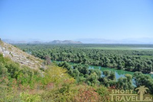 Вид с острова Враньина на Скадарское озеро