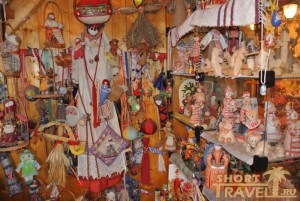 Кукол много и у каждой своя длинная история