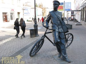 На Большой Покровской много разных скульптур. Это почтальон