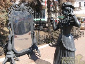 А это дама у зеркала
