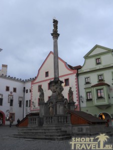 Чумной столб на центральной площади Крумлова