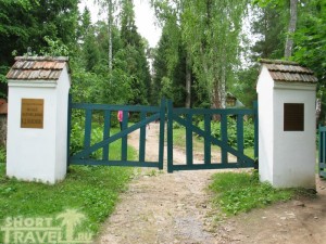 Вход в усадьбу Поленова со стороны Оки