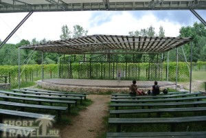 На сцене греческого театра неизвестный малыш пел песни