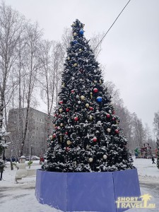 Ёлочка стоит не в центре города, поэтому не масштабная, но симпатичная