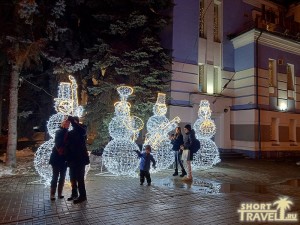 Снеговики-музыканты расположились возле Дома Музыки