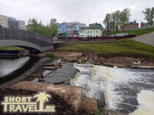 Мостик и бурные волны реки Сестры