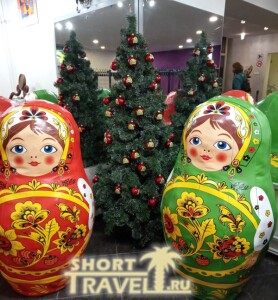 Матрешки провожают посетителей музея