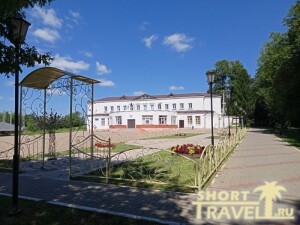 Арка, лавочки и аккуратные дорожки для красивых свадебных фото