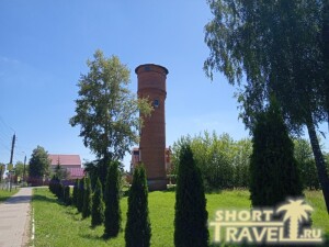 Аллея и вид на водонапорную башню
